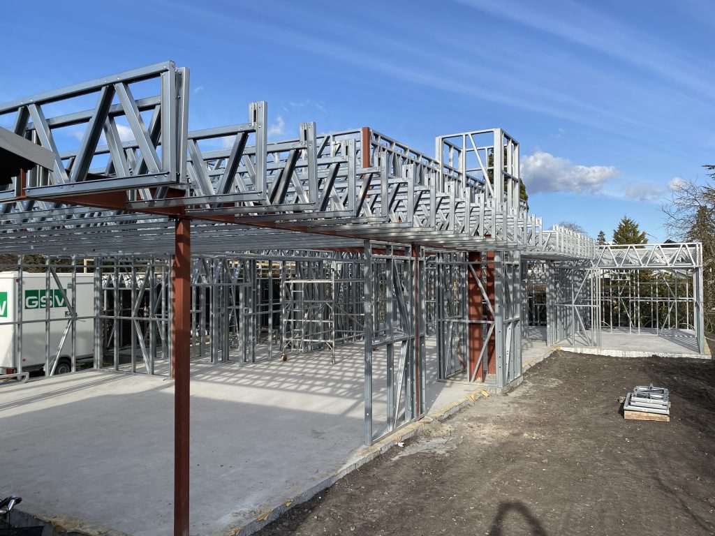 Toftegaard Group byggeri i letvægtsstålkonstruktion i Dragør. Denne stålkonstruktion indeholder også varm-valset stål og har taget 10 arbejdsdage for 5 mand at samle og stille op.